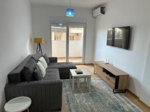 sala de estar con sofá y mesa en Apartment 06 en Budva