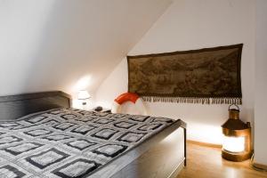 - une chambre avec un lit et une peinture murale dans l'établissement Hotel Reingard, à Wismar