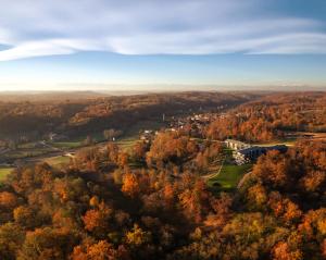 una vista de otoño de una ciudad en el bosque en Le Cattedrali Relais by Laqua Collection, en Asti