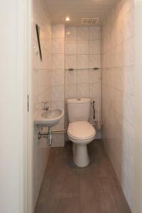 Un baño pequeño con inodoro y lavabo. en The Lookout, en Egmond aan Zee 33 fotos más