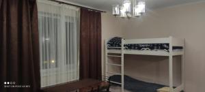 ヤレムチャにあるGorecの二段ベッドとシャンデリアが備わる客室です。