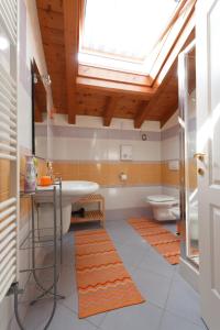 a bathroom with a sink and a toilet with a skylight at Il Gelsomino in Ferno