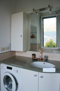 Fotografie z fotogalerie ubytování Simo House/ Stunning Lake View/ Balcony v destinaci Carate Urio