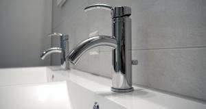 ein Waschbecken mit einem Chrom-Wasserhahn in der Unterkunft Markermeerlogies in Bovenkarspel + 36 Fotos