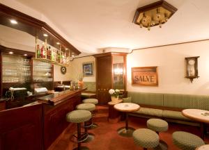 un restaurant avec des chaises vertes et un bar avec un évier dans l'établissement Hotel Reingard, à Wismar
