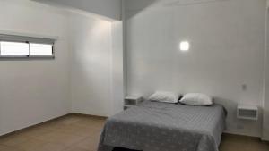 En eller flere senge i et værelse på Playa Corner