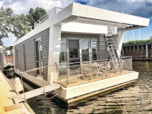 una casa en un muelle sobre el agua en Schwimmendes Ferienhaus Heimathafen, en Großenbrode
