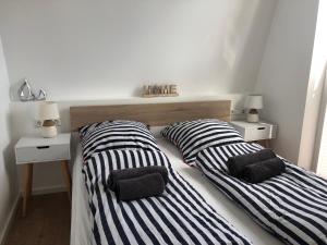 Duas camas sentadas uma ao lado da outra num quarto em Schwimmendes Ferienhaus Heimathafen em Großenbrode