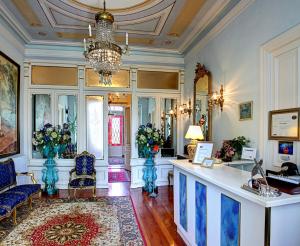 una gran sala de estar con una lámpara de araña y una mesa en Villa La Argentina, en Luarca