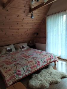 um quarto com uma cama com uma parede de madeira em Beba em Heřmanovice mais 10 fotografias