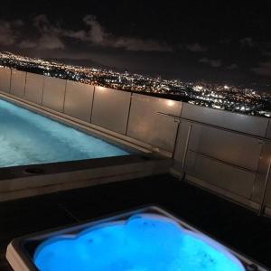 - une baignoire avec vue sur la ville la nuit dans l'établissement Lindo apartamento en condominio privado, 