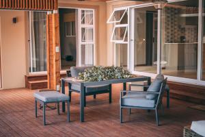 stół i krzesła z ukwieceniem na patio w obiekcie Tshikwalo Game Lodge w mieście Klipdrift