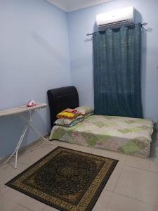 Giường trong phòng chung tại Rafi homestay chenderong balai