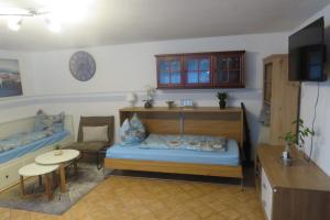 - une chambre avec un lit, un canapé et une table dans l'établissement Ferienwohnung mit Terrasse in Schellhorn, à Schellhorn