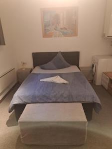 Un dormitorio con una cama con una toalla. en Haus beim Wasser im grünen in sehr ruhiger Lage!!, en Willersbach