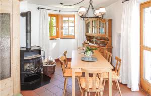 comedor con mesa y estufa de leña en Amazing Apartment In Obernberg With 3 Bedrooms And Wifi, en Obernberg am Brenner