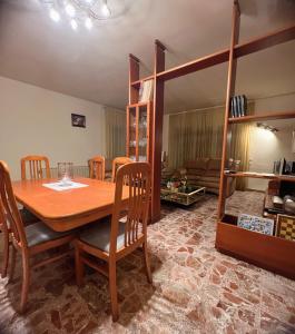 ein Esszimmer mit einem Holztisch und Stühlen in der Unterkunft Casa Parra in Deltebre