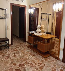 Zimmer mit einem Tisch und einem Spiegel an der Wand in der Unterkunft Casa Parra in Deltebre