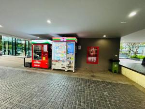 dos máquinas de soda sentadas en un estacionamiento en One bedroom Centrio, en Ban Rangeng
