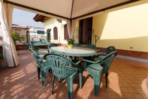 a green table and chairs on a patio at Il Gelsomino in Ferno
