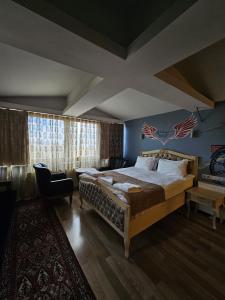 イスタンブールにあるオプティミスト ホテルのベッドルーム1室(大型ベッド1台付)