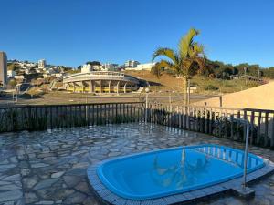 un patio con bañera de hidromasaje y vistas a un estadio en Casa para temporada e hospedagem, en Juiz de Fora
