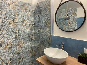 y baño con lavabo y espejo. en Villa Magellano, en Castelnuovo del Garda
