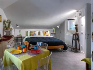 Un dormitorio con una cama y una mesa con platos. en Villa Magellano, en Castelnuovo del Garda