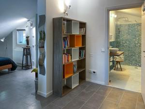 Habitación con estantería con libros en Villa Magellano, en Castelnuovo del Garda