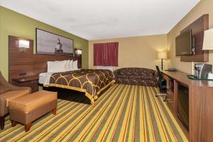 um quarto de hotel com uma cama e um sofá em Super 8 by Wyndham Superior WI em Superior