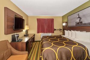 Super 8 by Wyndham Superior WI客房内的一张或多张床位