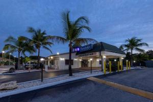 un edificio con palmeras frente a una calle en Travelodge by Wyndham Florida City/Homestead/Everglades, en Florida City