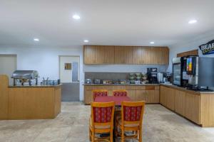 Köök või kööginurk majutusasutuses Travelodge by Wyndham Florida City/Homestead/Everglades