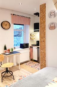 cocina con escritorio y mesa en una habitación en miniSowa, en Jedlina-Zdrój