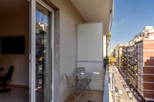 balcón con mesa y vistas a la ciudad en Centralflats 195, en Bari