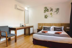 Postel nebo postele na pokoji v ubytování Pangkor Sandy Beach Resort