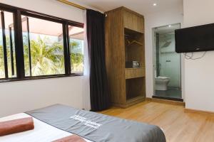 Postel nebo postele na pokoji v ubytování Pangkor Sandy Beach Resort