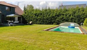 einen Hinterhof mit einem Pool im Gras in der Unterkunft Svratouch in Swratouch
