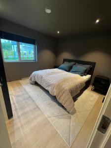 a bedroom with a large bed in the corner at Nytt hus i rolig familiestrøk in Verdal