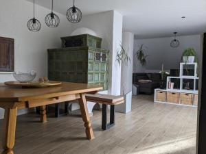 a living room with a wooden table and a couch at Ferienwohnung gemütlich modern in Langenzenn