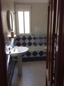 a bathroom with a sink and a mirror at Alojamientos el cuco Luque in Luque