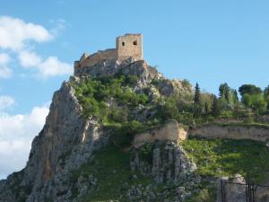 a castle on the top of a mountain at Alojamientos el cuco Luque in Luque