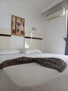アンタルヤにあるアタラ ホテルの毛布を敷いたベッド