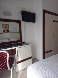 アンタルヤにあるアタラ ホテルのベッドルーム(鏡、ベッド、椅子付)