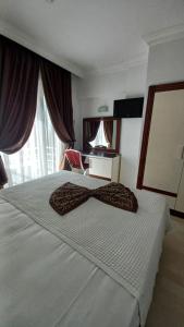 アンタルヤにあるアタラ ホテルのベッドルーム1室(大型ベッド1台、リボン付)