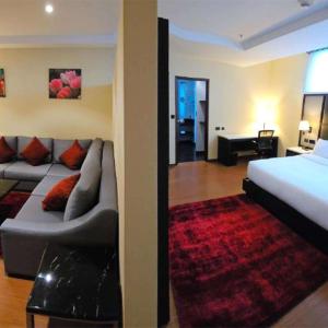 Habitación de hotel con cama y sofá en Hilton Garden Inn Lima Surco, en Lima