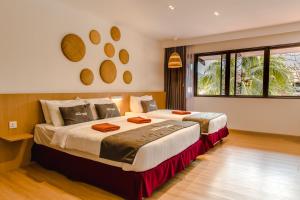 1 Schlafzimmer mit 2 Betten in einem Zimmer in der Unterkunft Pangkor Sandy Beach Resort in Pulau Pangkor