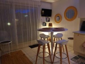 Μια τηλεόραση ή/και κέντρο ψυχαγωγίας στο appartement Cosy les pieds dans le sable