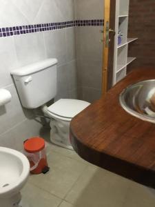 ein Badezimmer mit Toilette und Waschbecken in der Unterkunft La Soleada casas de campo in Nono + 34 Fotos