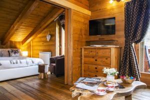 een slaapkamer met een bed en een televisie en een tafel bij Green Park Village in La Salle